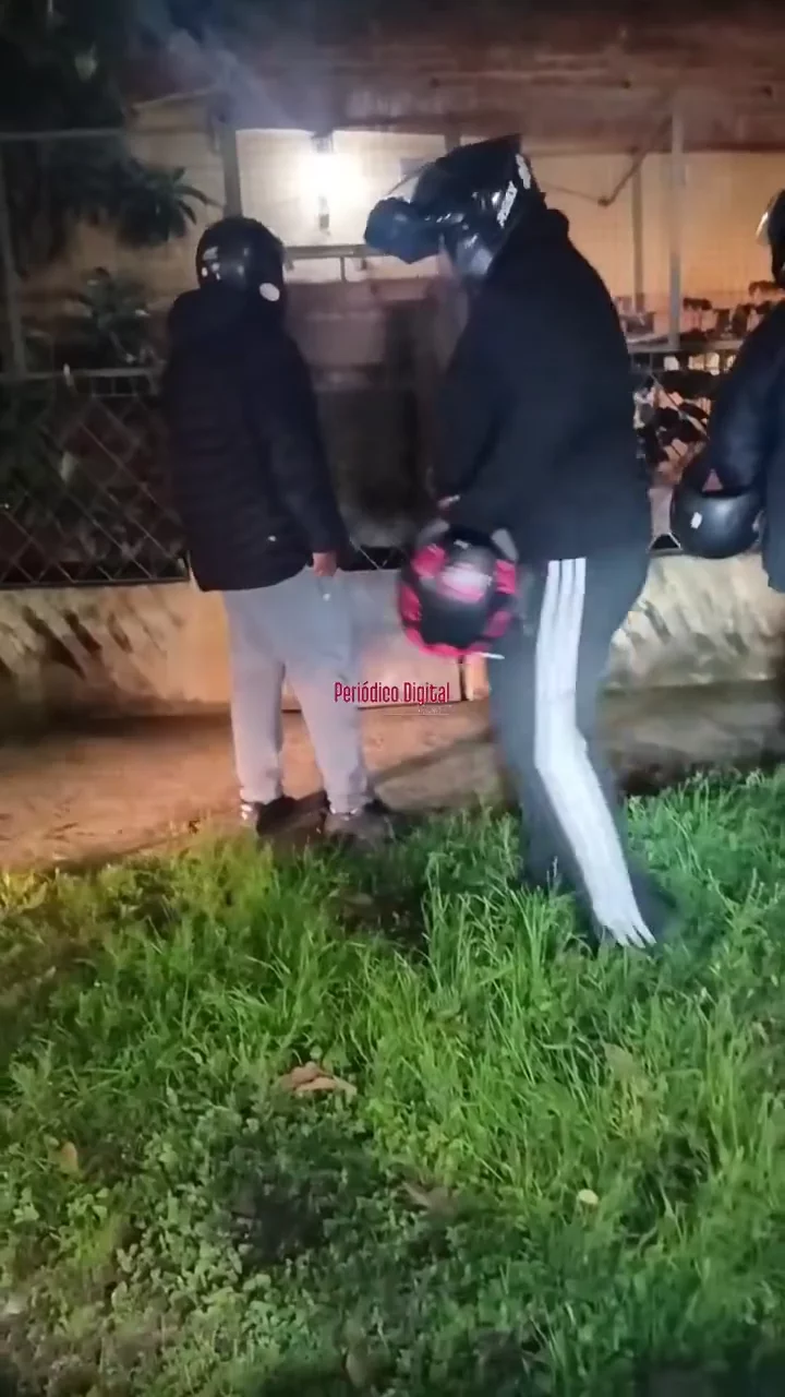 UN GRUPO DE TRABAJADORES DE UBER FUE A BUSCAR A LA CASA DEL HOMBRE QUE AGREDIÓ A UN JOVEN CON UN CASCO(720P_HD)