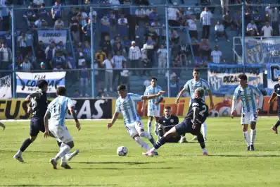 398x265_trabado-partido-entre-decano-lepra-fue-muy-disputado-mitad-cancha-tuvo-escasas-ocasiones-gol-1147105-172540