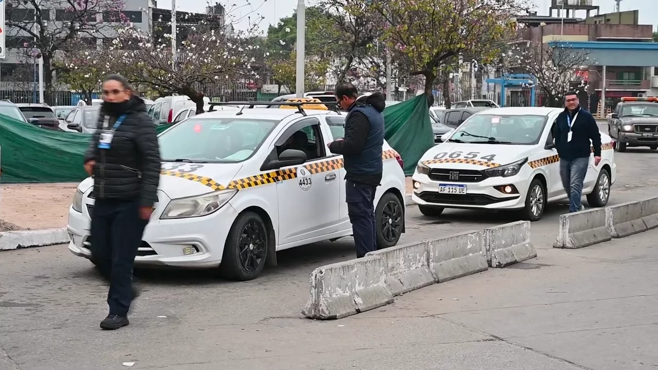 Refuerzan los controles para garantizar que los taxis cobren la tarifa adecuada en la capital(720P_HD)