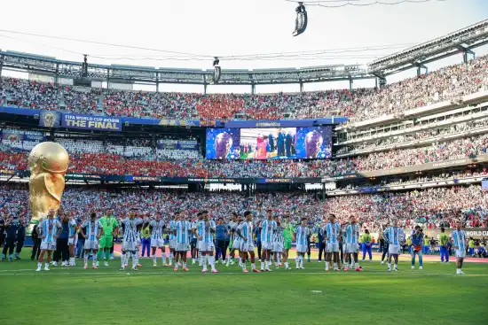 550x367_regreso-seleccion-argentina-sera-recibida-esta-tarde-ezeiza-acto-protocolar-no-habra-feriado-caravana-ni-festejo-multitudinario-tras-subcampeonato-mundial-1146236-112731