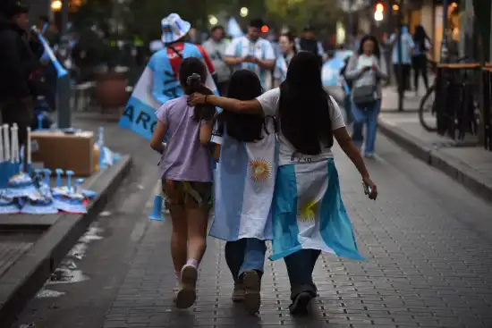 550x367_duelo-entre-argentina-espana-paralizara-al-pais-este-domingo-tucumanos-podran-disfrutarlo-al-aire-libre-1146031-124645