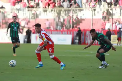 398x265_duelo-gabriel-carabajal-intenta-avanzar-ante-marca-leonardo-monje-ex-jugador-santo-durante-empate-ciudadela-1149082-210257