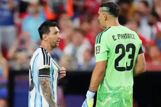 550x367_despedida-emiliano-dibu-martinez-llego-al-pais-para-sumarse-seleccion-argentina-acompanara-lionel-messi-ultimo-partido-camiseta-nacional-1155081-144555