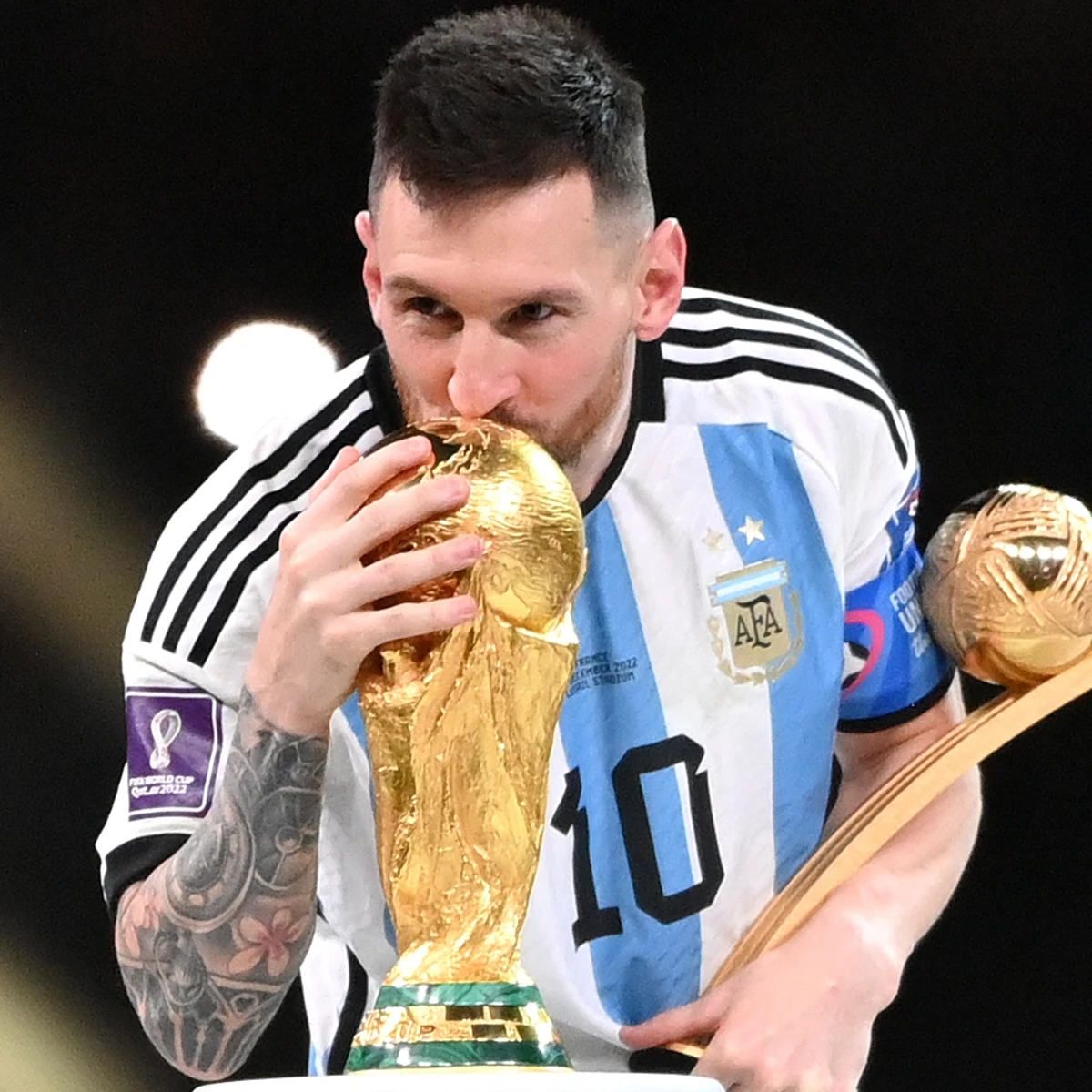 messi-besa-copa-mundo_104